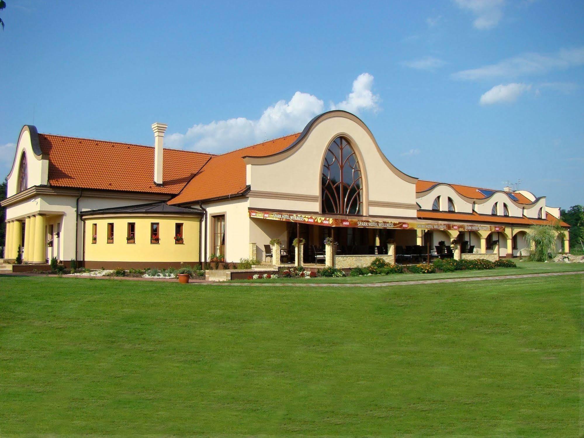 Wellness Hotel Spark Малацки Екстериор снимка